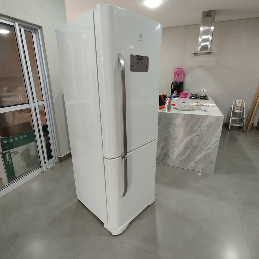 Mesma geladeira envelopada em branco